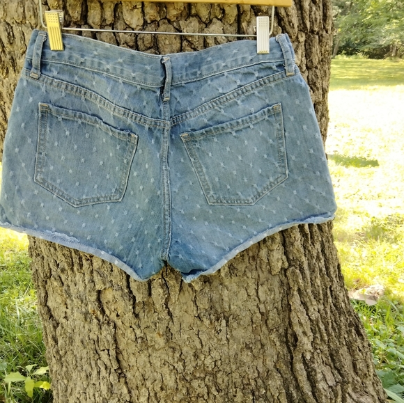 ⬇️ Price Drop!⬇️ Old Navy Jean Shorts in size 6 - Picture 2 of 4